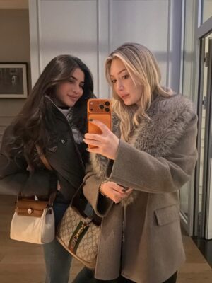 Yasmin Erbil Instagram - soft moments from my gallery🌸✨