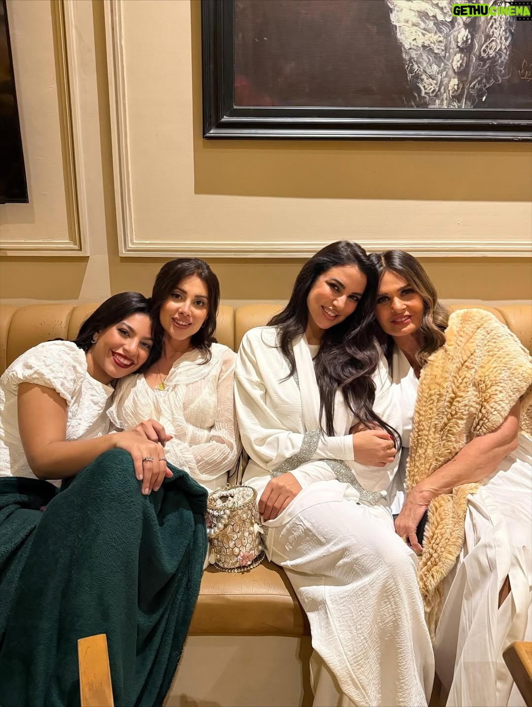 Yasmine Raeis - 85.7K Likes - هتوحشوني يا بنات الحور ❤️❤️❤️❤️ 
آخر يوم تصوير #فيلم #الست_لما
 🙏 #فركش 

@yousra @yasminraeis @donia_samii_official