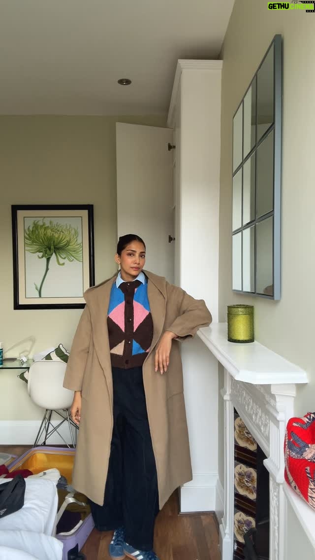 Yogita Bihani - 22.3K Likes - Sarojini nagar to london!! 🤭 

Jewellery @quella.in 
Shoes @adidas 
Perfume @narciso_rodriguez