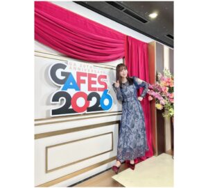 Yoko Hikasa Instagram - 🌸
GAFES2026
ダンまちステージでした！
いのりと千菅ちゃんと森さんと！
松岡くん、大森さん、面白コメントありがとう笑
そして見てくれた皆さんありがとうございますー！

アフレコしている時や放送中は
フレイヤの内面にフォーカスして
心の奥底を表現したくて仕方なかったけれど
しばらく経って落ち着いて見てみると
作品の違う部分に目がいったり
周りのキャラクターの顔や想いが見えたり。
ほんとにあの時は
ベルしか見えてなかったんだなあと気付きましたよ。
恋ってすごいなあ。

今演じたらまた違うものになりそうと思いつつ
あの時フレイヤとしてベルを想って
向かい合った気持ちが正解ですね。ね！

またフレイヤを演じたい☺️

#gafes
#2026
#ダンまち