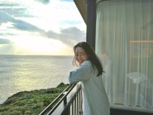 Yoko Hikasa Instagram - 🎍
明けましておめでとうございます！
2026年キターーー！！

2025年は
役者としても様々な挑戦ができたり
i.nariが1周年を迎えたり
新しい役者達が入ったりして
忙しくもとても幸せで充実した一年でした！

もちろん自分の至らなさとか勉強不足とかもあって
もっと頑張らなきゃ、もっとしっかりしなきゃ、
もっとちゃんとできなきゃと
自分で自分を責めてしまうことも多々ありました。
たぶん役者で会社やるってまだ自信がもててないんだな。
フリー期間を含めても
ただただ踏ん張り続けてきた気がします。

そして去年、最終的に
いや、私は私以外にはなれないな！！！！！
って思いました笑

今まで役者としてやってきたことは
私は自信持って良くて、
出来ない事は出来ないでしゃーないな！
努力はするけれども！私は私なので！
私に出来ないことは
i.nariを愛してここにいてくれる社員とスタッフ、
うちの役者達皆が補ってくれる。共に闘ってくれる。
みんなと相対して気付き学ばせてもらっています。
感謝です！！

そして私を心配してくれる人達や友達。
大好きな彼らを大切にするためには、
私が私を大切にすることが
唯一の方法なのだと気付きました。

2026年は
信じて待つこととか
ただそこに在ることとか
みんなが帰ってくる時にもうちょっと
どっしりしてたいよなって。
役者としてせっかちで、全力で、前のめりな私には
結構むずいことなんですけれども笑
家のような、木のような、母のような。
i.nariを立ち上げた時の
想いと理念はいつもこの胸にあります。

役者の自分と
会社やってる自分。
どちらも私で、ふたつで一つです。

2026年はどんな役と出会うんだろうか！
どんなすごい事が起こるんだろうか！
どんな美味しいもの食べられるんだろうか🤤ドゥフフ
楽しみです✨

これを読んでくれた皆さんの2026年は
どんな年にしたいですか？
教えて！
全力で応援します❤️

#賀正
#2026
#あけおめ
#写真の7枚目
#太陽の下の光が傘みたいで
#日笠陽子って感じじゃない？