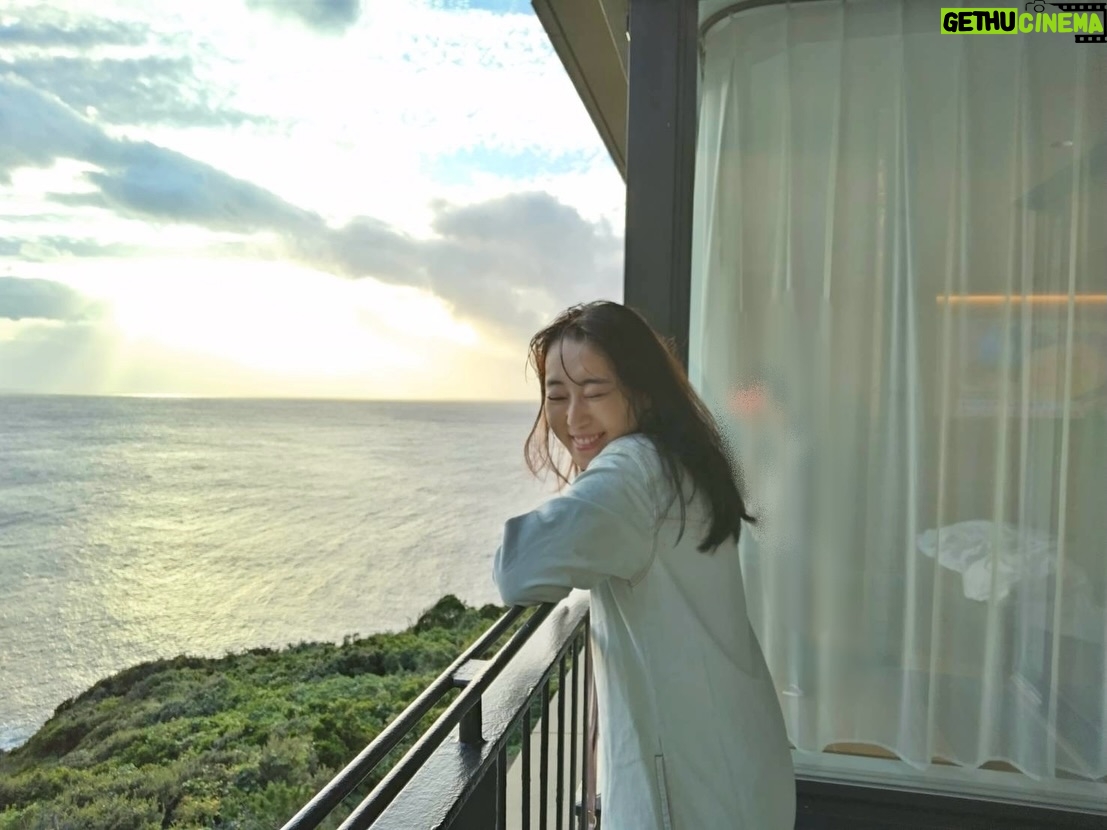 Yoko Hikasa - 11.1K Likes - 🎍
明けましておめでとうございます！
2026年キターーー！！

2025年は
役者としても様々な挑戦ができたり
i.nariが1周年を迎えたり
新しい役者達が入ったりして
忙しくもとても幸せで充実した一年でした！

もちろん自分の至らなさとか勉強不足とかもあって
もっと頑張らなきゃ、もっとしっかりしなきゃ、
もっとちゃんとできなきゃと
自分で自分を責めてしまうことも多々ありました。
たぶん役者で会社やるってまだ自信がもててないんだな。
フリー期間を含めても
ただただ踏ん張り続けてきた気がします。

そして去年、最終的に
いや、私は私以外にはなれないな！！！！！
って思いました笑

今まで役者としてやってきたことは
私は自信持って良くて、
出来ない事は出来ないでしゃーないな！
努力はするけれども！私は私なので！
私に出来ないことは
i.nariを愛してここにいてくれる社員とスタッフ、
うちの役者達皆が補ってくれる。共に闘ってくれる。
みんなと相対して気付き学ばせてもらっています。
感謝です！！

そして私を心配してくれる人達や友達。
大好きな彼らを大切にするためには、
私が私を大切にすることが
唯一の方法なのだと気付きました。

2026年は
信じて待つこととか
ただそこに在ることとか
みんなが帰ってくる時にもうちょっと
どっしりしてたいよなって。
役者としてせっかちで、全力で、前のめりな私には
結構むずいことなんですけれども笑
家のような、木のような、母のような。
i.nariを立ち上げた時の
想いと理念はいつもこの胸にあります。

役者の自分と
会社やってる自分。
どちらも私で、ふたつで一つです。

2026年はどんな役と出会うんだろうか！
どんなすごい事が起こるんだろうか！
どんな美味しいもの食べられるんだろうか🤤ドゥフフ
楽しみです✨

これを読んでくれた皆さんの2026年は
どんな年にしたいですか？
教えて！
全力で応援します❤️

#賀正
#2026
#あけおめ
#写真の7枚目
#太陽の下の光が傘みたいで
#日笠陽子って感じじゃない？