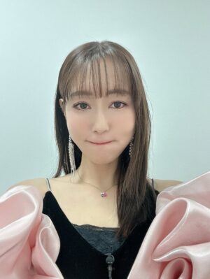 Yoko Hikasa Instagram - 👑
アニメトレンド大賞2025
改めましてありがとうございました〜
ぽんこつMCでしたーーー😂
もう岩井さんが天才すぎて！
場の空気を全て作ってくださってて！
落ち着いたまわし流石すぎました✨
ゲストの皆さんや受賞の皆さんも素敵で、
ミャクミャク＆デク＆タコピーが集まると
スタジオがぎゅうぎゅうで、
年末に相応しい賑やかさでしたーー！

来年もたくさんのアニメや音楽が生まれて
きっと皆さんの心を震わせてくれるはず！

ということで皆様良いお年を〜✨

#アニメトレンド大賞
#仕込まれた女優ライトまじ神