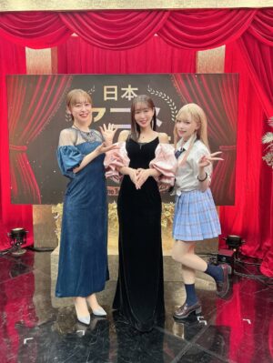 Yoko Hikasa Instagram - 👑
アニメトレンド大賞2025
改めましてありがとうございました〜
ぽんこつMCでしたーーー😂
もう岩井さんが天才すぎて！
場の空気を全て作ってくださってて！
落ち着いたまわし流石すぎました✨
ゲストの皆さんや受賞の皆さんも素敵で、
ミャクミャク＆デク＆タコピーが集まると
スタジオがぎゅうぎゅうで、
年末に相応しい賑やかさでしたーー！

来年もたくさんのアニメや音楽が生まれて
きっと皆さんの心を震わせてくれるはず！

ということで皆様良いお年を〜✨

#アニメトレンド大賞
#仕込まれた女優ライトまじ神