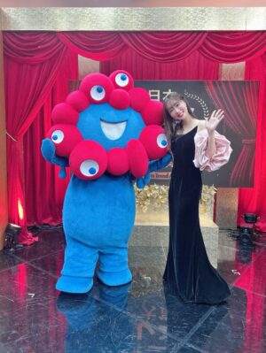 Yoko Hikasa Instagram - 👑
アニメトレンド大賞2025
改めましてありがとうございました〜
ぽんこつMCでしたーーー😂
もう岩井さんが天才すぎて！
場の空気を全て作ってくださってて！
落ち着いたまわし流石すぎました✨
ゲストの皆さんや受賞の皆さんも素敵で、
ミャクミャク＆デク＆タコピーが集まると
スタジオがぎゅうぎゅうで、
年末に相応しい賑やかさでしたーー！

来年もたくさんのアニメや音楽が生まれて
きっと皆さんの心を震わせてくれるはず！

ということで皆様良いお年を〜✨

#アニメトレンド大賞
#仕込まれた女優ライトまじ神