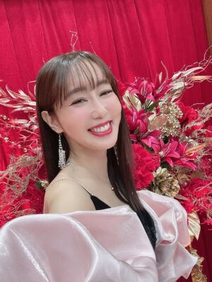 Yoko Hikasa Instagram - 👑
アニメトレンド大賞2025
改めましてありがとうございました〜
ぽんこつMCでしたーーー😂
もう岩井さんが天才すぎて！
場の空気を全て作ってくださってて！
落ち着いたまわし流石すぎました✨
ゲストの皆さんや受賞の皆さんも素敵で、
ミャクミャク＆デク＆タコピーが集まると
スタジオがぎゅうぎゅうで、
年末に相応しい賑やかさでしたーー！

来年もたくさんのアニメや音楽が生まれて
きっと皆さんの心を震わせてくれるはず！

ということで皆様良いお年を〜✨

#アニメトレンド大賞
#仕込まれた女優ライトまじ神