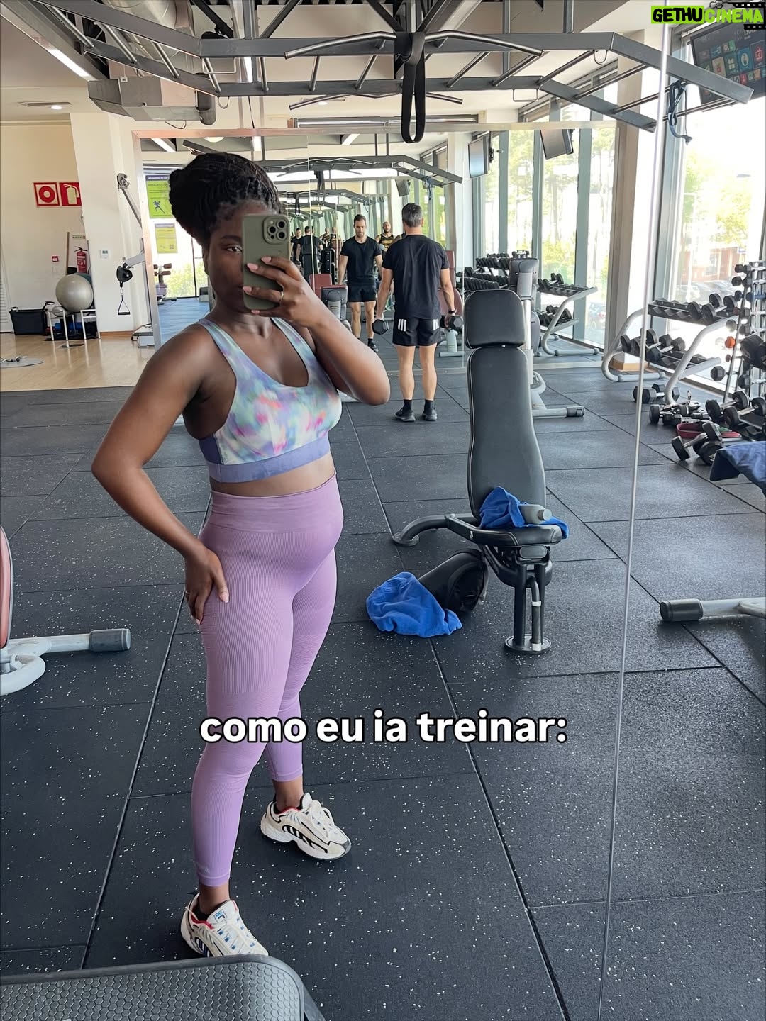 Yolanda Tati - 17.5K Likes - Parabéns para mim 🥹🎂🥳 A minha vida é feita de contrastes. E não é sobre ser melhor ou pior, é sobre o enorme presente de poder continuar a crescer e a eterna loucura de continuar a SONHAR.

Obrigada a todos, sempre, por tudo. 🍾 Parabéns para mim e parabéns para o meu marido e meu melhor amigo que faz anos no mesmo dia que eu!!!

Hoje é dia de celebrar com a minha família amada, vocês também são parte de tudo isto e muito importantes para mim: Quero os vossos parabéns!!!!! 🎉🥰❤️🌟🥂