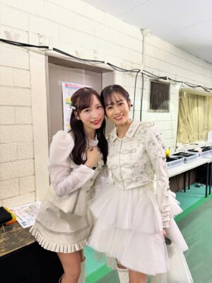 Yui Oguri Instagram - #AKB48は青春ですin武道館
６公演走り切りました🎤❤️‍🔥
お越しいただいた皆様もHulu配信でご覧いただいた皆様も
本当にありがとうございました。

AKBに入りたいと思うきっかけをくれた
憧れの先輩たちとステージに立たせて頂き嬉しさと同時に
表情、パフォーマンス、発言の力強さ、
そして現役メンバーたちを立ててくださろうとしたり
アイドルとして、人として学ぶことが多くて改めて偉大さを感じた反面、自分たちの課題を見つけることもできました。

歴史を紡いできたグループのそれぞれの時代の良さをしっかりと届けていくのは現役の私達の役目だと思っています。

これから自分達で登らなければ見えない景色を
自分達で見れるようにこの気持ちを大切にして
この先もAKB48は進んでいきたいと思います。

最後に。
AKBの今も応援してくれて寄り添ってくれる卒業生の皆さん
本当に感謝しています。
武道館は一生の思い出で宝物です。
どの時代のAKBも大好きです、ありがとうございました！

#あの頃青春でしたこれから青春です 
#AKB48
#AKB武道館