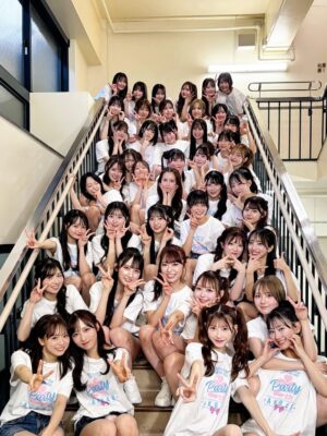 Yui Oguri Instagram - #AKB48は青春ですin武道館
６公演走り切りました🎤❤️‍🔥
お越しいただいた皆様もHulu配信でご覧いただいた皆様も
本当にありがとうございました。

AKBに入りたいと思うきっかけをくれた
憧れの先輩たちとステージに立たせて頂き嬉しさと同時に
表情、パフォーマンス、発言の力強さ、
そして現役メンバーたちを立ててくださろうとしたり
アイドルとして、人として学ぶことが多くて改めて偉大さを感じた反面、自分たちの課題を見つけることもできました。

歴史を紡いできたグループのそれぞれの時代の良さをしっかりと届けていくのは現役の私達の役目だと思っています。

これから自分達で登らなければ見えない景色を
自分達で見れるようにこの気持ちを大切にして
この先もAKB48は進んでいきたいと思います。

最後に。
AKBの今も応援してくれて寄り添ってくれる卒業生の皆さん
本当に感謝しています。
武道館は一生の思い出で宝物です。
どの時代のAKBも大好きです、ありがとうございました！

#あの頃青春でしたこれから青春です 
#AKB48
#AKB武道館