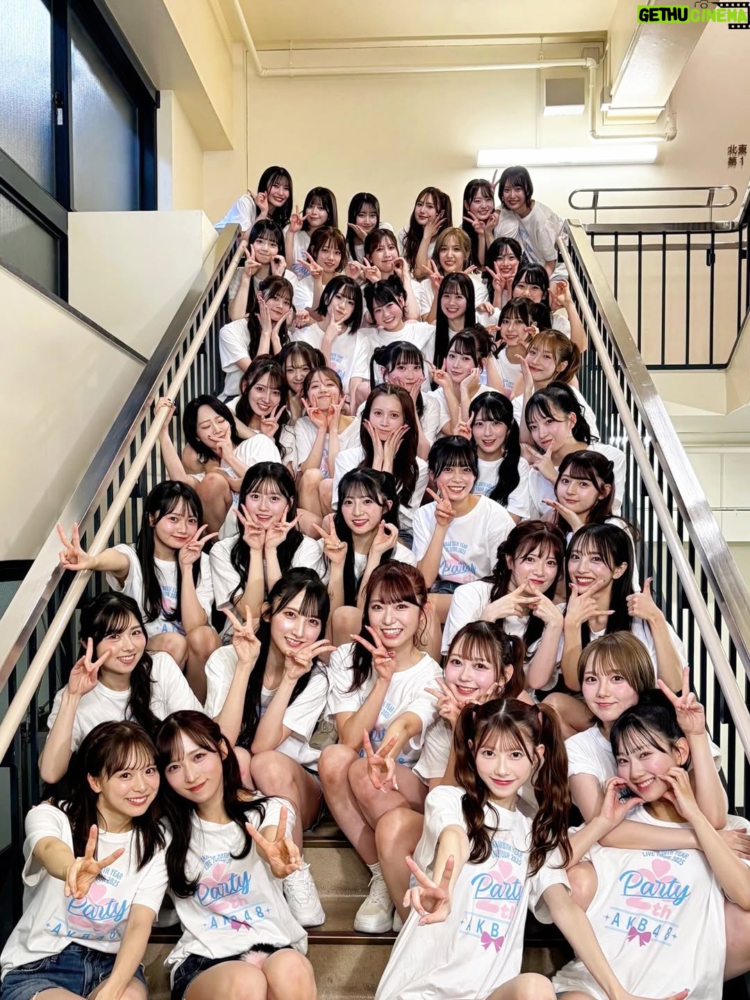 Yui Oguri - 47.3K Likes - #AKB48は青春ですin武道館
６公演走り切りました🎤❤️‍🔥
お越しいただいた皆様もHulu配信でご覧いただいた皆様も
本当にありがとうございました。

AKBに入りたいと思うきっかけをくれた
憧れの先輩たちとステージに立たせて頂き嬉しさと同時に
表情、パフォーマンス、発言の力強さ、
そして現役メンバーたちを立ててくださろうとしたり
アイドルとして、人として学ぶことが多くて改めて偉大さを感じた反面、自分たちの課題を見つけることもできました。

歴史を紡いできたグループのそれぞれの時代の良さをしっかりと届けていくのは現役の私達の役目だと思っています。

これから自分達で登らなければ見えない景色を
自分達で見れるようにこの気持ちを大切にして
この先もAKB48は進んでいきたいと思います。

最後に。
AKBの今も応援してくれて寄り添ってくれる卒業生の皆さん
本当に感謝しています。
武道館は一生の思い出で宝物です。
どの時代のAKBも大好きです、ありがとうございました！

#あの頃青春でしたこれから青春です 
#AKB48
#AKB武道館