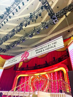 Yui Oguri Instagram - #AKB48は青春ですin武道館
６公演走り切りました🎤❤️‍🔥
お越しいただいた皆様もHulu配信でご覧いただいた皆様も
本当にありがとうございました。

AKBに入りたいと思うきっかけをくれた
憧れの先輩たちとステージに立たせて頂き嬉しさと同時に
表情、パフォーマンス、発言の力強さ、
そして現役メンバーたちを立ててくださろうとしたり
アイドルとして、人として学ぶことが多くて改めて偉大さを感じた反面、自分たちの課題を見つけることもできました。

歴史を紡いできたグループのそれぞれの時代の良さをしっかりと届けていくのは現役の私達の役目だと思っています。

これから自分達で登らなければ見えない景色を
自分達で見れるようにこの気持ちを大切にして
この先もAKB48は進んでいきたいと思います。

最後に。
AKBの今も応援してくれて寄り添ってくれる卒業生の皆さん
本当に感謝しています。
武道館は一生の思い出で宝物です。
どの時代のAKBも大好きです、ありがとうございました！

#あの頃青春でしたこれから青春です 
#AKB48
#AKB武道館