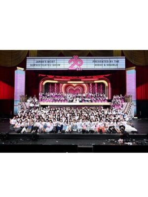 Yui Oguri Instagram - #AKB48は青春ですin武道館
６公演走り切りました🎤❤️‍🔥
お越しいただいた皆様もHulu配信でご覧いただいた皆様も
本当にありがとうございました。

AKBに入りたいと思うきっかけをくれた
憧れの先輩たちとステージに立たせて頂き嬉しさと同時に
表情、パフォーマンス、発言の力強さ、
そして現役メンバーたちを立ててくださろうとしたり
アイドルとして、人として学ぶことが多くて改めて偉大さを感じた反面、自分たちの課題を見つけることもできました。

歴史を紡いできたグループのそれぞれの時代の良さをしっかりと届けていくのは現役の私達の役目だと思っています。

これから自分達で登らなければ見えない景色を
自分達で見れるようにこの気持ちを大切にして
この先もAKB48は進んでいきたいと思います。

最後に。
AKBの今も応援してくれて寄り添ってくれる卒業生の皆さん
本当に感謝しています。
武道館は一生の思い出で宝物です。
どの時代のAKBも大好きです、ありがとうございました！

#あの頃青春でしたこれから青春です 
#AKB48
#AKB武道館