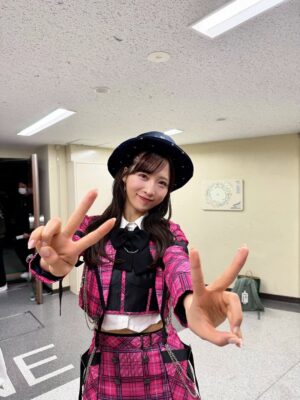 Yui Oguri Instagram - #AKB48は青春ですin武道館
６公演走り切りました🎤❤️‍🔥
お越しいただいた皆様もHulu配信でご覧いただいた皆様も
本当にありがとうございました。

AKBに入りたいと思うきっかけをくれた
憧れの先輩たちとステージに立たせて頂き嬉しさと同時に
表情、パフォーマンス、発言の力強さ、
そして現役メンバーたちを立ててくださろうとしたり
アイドルとして、人として学ぶことが多くて改めて偉大さを感じた反面、自分たちの課題を見つけることもできました。

歴史を紡いできたグループのそれぞれの時代の良さをしっかりと届けていくのは現役の私達の役目だと思っています。

これから自分達で登らなければ見えない景色を
自分達で見れるようにこの気持ちを大切にして
この先もAKB48は進んでいきたいと思います。

最後に。
AKBの今も応援してくれて寄り添ってくれる卒業生の皆さん
本当に感謝しています。
武道館は一生の思い出で宝物です。
どの時代のAKBも大好きです、ありがとうございました！

#あの頃青春でしたこれから青春です 
#AKB48
#AKB武道館
