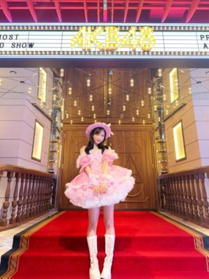 Yui Oguri Instagram - 🪄🎀『アイドルなんかじゃなかったら』🎀🪄

〜JKT48🇮🇩ver〜
MV出演させて頂いています😌

62ndセンターを務めさせて頂いた
私にとっても大事な曲なので
JKT48表題曲として歌って頂けて私もとても嬉しいです…！
久しぶりに会えたJKTメンバーみんな可愛かったぁ〜👼🏻

AKB48verとはまた違うアイドルに憧れを持つ女の子(フィオニー)がアイドルになる? MVです💭🎤

ぜひ観てねー！！✔️

#アイドル衣装 
#アイドルメイク 
#ピンクメイク 
#アイドルなんかじゃなかったら
#AKB48