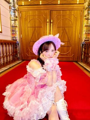Yui Oguri Instagram - 🪄🎀『アイドルなんかじゃなかったら』🎀🪄

〜JKT48🇮🇩ver〜
MV出演させて頂いています😌

62ndセンターを務めさせて頂いた
私にとっても大事な曲なので
JKT48表題曲として歌って頂けて私もとても嬉しいです…！
久しぶりに会えたJKTメンバーみんな可愛かったぁ〜👼🏻

AKB48verとはまた違うアイドルに憧れを持つ女の子(フィオニー)がアイドルになる? MVです💭🎤

ぜひ観てねー！！✔️

#アイドル衣装 
#アイドルメイク 
#ピンクメイク 
#アイドルなんかじゃなかったら
#AKB48