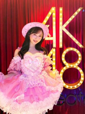 Yui Oguri Instagram - 🪄🎀『アイドルなんかじゃなかったら』🎀🪄

〜JKT48🇮🇩ver〜
MV出演させて頂いています😌

62ndセンターを務めさせて頂いた
私にとっても大事な曲なので
JKT48表題曲として歌って頂けて私もとても嬉しいです…！
久しぶりに会えたJKTメンバーみんな可愛かったぁ〜👼🏻

AKB48verとはまた違うアイドルに憧れを持つ女の子(フィオニー)がアイドルになる? MVです💭🎤

ぜひ観てねー！！✔️

#アイドル衣装 
#アイドルメイク 
#ピンクメイク 
#アイドルなんかじゃなかったら
#AKB48