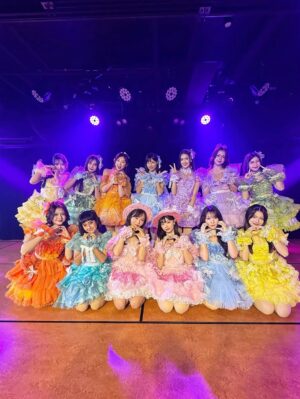 Yui Oguri Instagram - 🪄🎀『アイドルなんかじゃなかったら』🎀🪄

〜JKT48🇮🇩ver〜
MV出演させて頂いています😌

62ndセンターを務めさせて頂いた
私にとっても大事な曲なので
JKT48表題曲として歌って頂けて私もとても嬉しいです…！
久しぶりに会えたJKTメンバーみんな可愛かったぁ〜👼🏻

AKB48verとはまた違うアイドルに憧れを持つ女の子(フィオニー)がアイドルになる? MVです💭🎤

ぜひ観てねー！！✔️

#アイドル衣装 
#アイドルメイク 
#ピンクメイク 
#アイドルなんかじゃなかったら
#AKB48