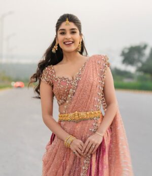 Yukti Thareja Instagram - Andari prema ki Mercy Joy heartfull ga happy ga undi 🩷

📸: @manoj_gangula 
👗: @manogna_gollapudi 
Lehenga: @studio149
Jewellery: @emmadi_silver_jewellery