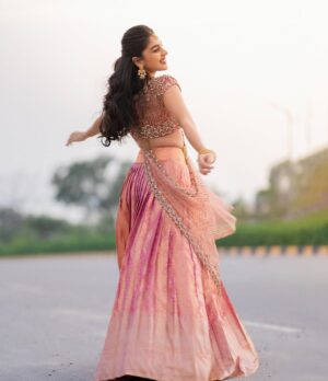 Yukti Thareja Instagram - Andari prema ki Mercy Joy heartfull ga happy ga undi 🩷

📸: @manoj_gangula 
👗: @manogna_gollapudi 
Lehenga: @studio149
Jewellery: @emmadi_silver_jewellery