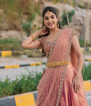 Yukti Thareja Instagram - Andari prema ki Mercy Joy heartfull ga happy ga undi 🩷

📸: @manoj_gangula 
👗: @manogna_gollapudi 
Lehenga: @studio149
Jewellery: @emmadi_silver_jewellery