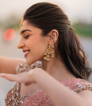 Yukti Thareja Instagram - Andari prema ki Mercy Joy heartfull ga happy ga undi 🩷

📸: @manoj_gangula 
👗: @manogna_gollapudi 
Lehenga: @studio149
Jewellery: @emmadi_silver_jewellery
