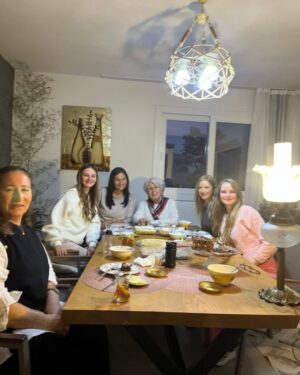 Zerrin Sümer Instagram - Kapı komşum hani bir söz vardır “ ev alma komşu al “ Şanslıyım işte öyle güzel bir komşum var ve , güzel kızı Simgenin bu gün doğum günü . Nice güzel yaşları olsun gönlünce .🙏👏❤️
