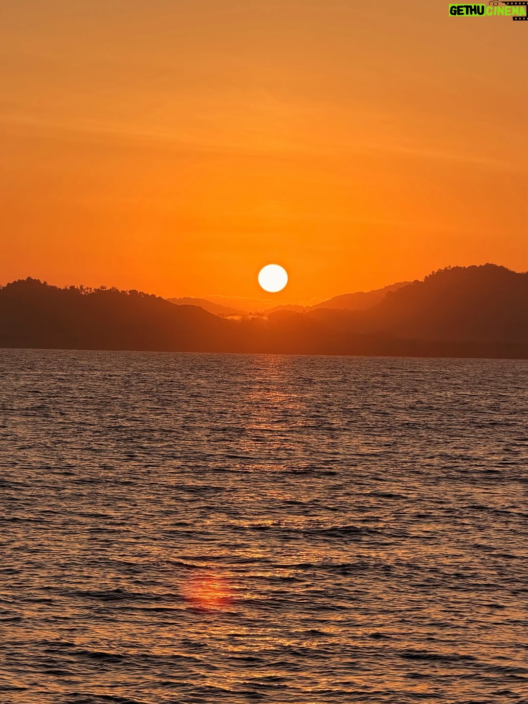 林莎 - 70.7K Likes - 希望今年不只一趟 🤿🌊

阿我沒有一直在玩啦
這幾天出食尚玩家外景 🎬 ！！
⋯好像也是吃喝玩樂～♪( ´▽｀)