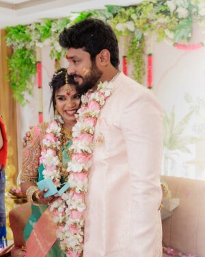 Aarthi Chandran Instagram - A Varam I’ve been waiting lifetimes for -Lokeshwaran 🥹🧿❤️‍🔥 @lokesh.ik 
AaLoha- when destiny waved at us ✨ @aalohaofficial 

was waiting so long for my #1000 post 🥰ofcourse it has to be precious 🥹
📸 @g3_photography 
Jewelry: @aishwaryam_bridaljewellery 
Mehendi: @hosur_henna_artist 
Blouse: @j2fashions 

#engaged #Aaloha #love #mableaarthi