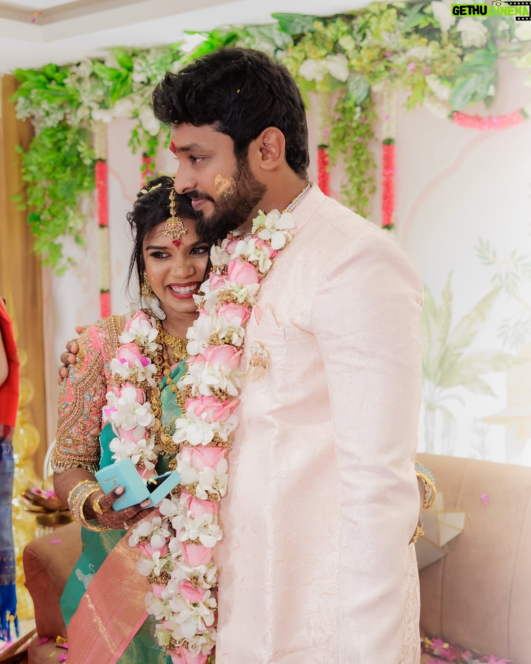 Aarthi Chandran - 66.3K Likes - A Varam I’ve been waiting lifetimes for -Lokeshwaran 🥹🧿❤️‍🔥 @lokesh.ik 
AaLoha- when destiny waved at us ✨ @aalohaofficial 

was waiting so long for my #1000 post 🥰ofcourse it has to be precious 🥹
📸 @g3_photography 
Jewelry: @aishwaryam_bridaljewellery 
Mehendi: @hosur_henna_artist 
Blouse: @j2fashions 

#engaged #Aaloha #love #mableaarthi