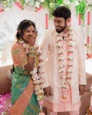 Aarthi Chandran Instagram - A Varam I’ve been waiting lifetimes for -Lokeshwaran 🥹🧿❤️‍🔥 @lokesh.ik 
AaLoha- when destiny waved at us ✨ @aalohaofficial 

was waiting so long for my #1000 post 🥰ofcourse it has to be precious 🥹
📸 @g3_photography 
Jewelry: @aishwaryam_bridaljewellery 
Mehendi: @hosur_henna_artist 
Blouse: @j2fashions 

#engaged #Aaloha #love #mableaarthi