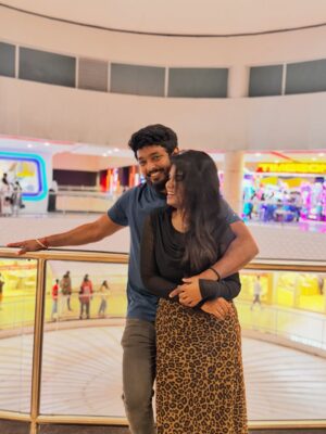 Aarthi Chandran Instagram - Just realised that I would never have perfect photos with this bunch and I wouldn't have it any other way 🥹🫂🧿🫀✨♥️

#mableaarthi #arcade #newyear #explore #tamil