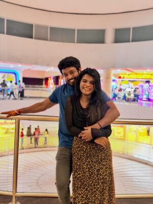 Aarthi Chandran Instagram - Just realised that I would never have perfect photos with this bunch and I wouldn't have it any other way 🥹🫂🧿🫀✨♥️

#mableaarthi #arcade #newyear #explore #tamil