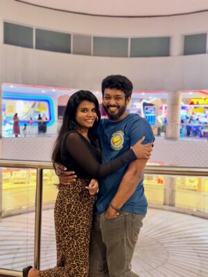 Aarthi Chandran Instagram - Just realised that I would never have perfect photos with this bunch and I wouldn't have it any other way 🥹🫂🧿🫀✨♥️

#mableaarthi #arcade #newyear #explore #tamil