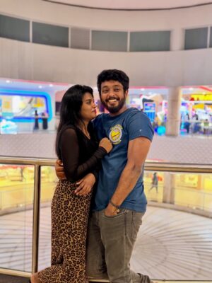 Aarthi Chandran Instagram - Just realised that I would never have perfect photos with this bunch and I wouldn't have it any other way 🥹🫂🧿🫀✨♥️

#mableaarthi #arcade #newyear #explore #tamil