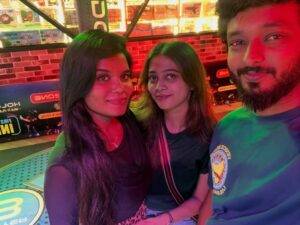 Aarthi Chandran Instagram - Just realised that I would never have perfect photos with this bunch and I wouldn't have it any other way 🥹🫂🧿🫀✨♥️

#mableaarthi #arcade #newyear #explore #tamil