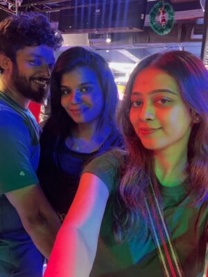 Aarthi Chandran Instagram - Just realised that I would never have perfect photos with this bunch and I wouldn't have it any other way 🥹🫂🧿🫀✨♥️

#mableaarthi #arcade #newyear #explore #tamil
