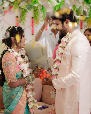 Aarthi Chandran Instagram - A Varam I’ve been waiting lifetimes for -Lokeshwaran 🥹🧿❤️‍🔥 @lokesh.ik 
AaLoha- when destiny waved at us ✨ @aalohaofficial 

was waiting so long for my #1000 post 🥰ofcourse it has to be precious 🥹
📸 @g3_photography 
Jewelry: @aishwaryam_bridaljewellery 
Mehendi: @hosur_henna_artist 
Blouse: @j2fashions 

#engaged #Aaloha #love #mableaarthi