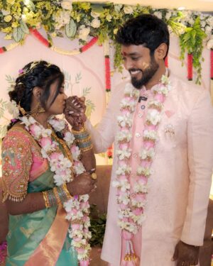 Aarthi Chandran Instagram - A Varam I’ve been waiting lifetimes for -Lokeshwaran 🥹🧿❤️‍🔥 @lokesh.ik 
AaLoha- when destiny waved at us ✨ @aalohaofficial 

was waiting so long for my #1000 post 🥰ofcourse it has to be precious 🥹
📸 @g3_photography 
Jewelry: @aishwaryam_bridaljewellery 
Mehendi: @hosur_henna_artist 
Blouse: @j2fashions 

#engaged #Aaloha #love #mableaarthi