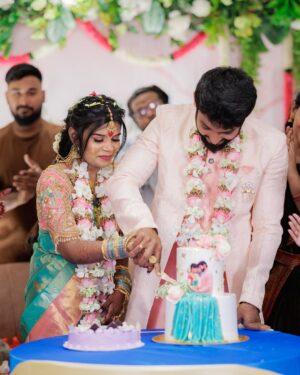 Aarthi Chandran Instagram - A Varam I’ve been waiting lifetimes for -Lokeshwaran 🥹🧿❤️‍🔥 @lokesh.ik 
AaLoha- when destiny waved at us ✨ @aalohaofficial 

was waiting so long for my #1000 post 🥰ofcourse it has to be precious 🥹
📸 @g3_photography 
Jewelry: @aishwaryam_bridaljewellery 
Mehendi: @hosur_henna_artist 
Blouse: @j2fashions 

#engaged #Aaloha #love #mableaarthi