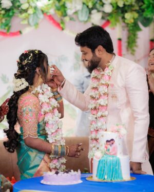 Aarthi Chandran Instagram - A Varam I’ve been waiting lifetimes for -Lokeshwaran 🥹🧿❤️‍🔥 @lokesh.ik 
AaLoha- when destiny waved at us ✨ @aalohaofficial 

was waiting so long for my #1000 post 🥰ofcourse it has to be precious 🥹
📸 @g3_photography 
Jewelry: @aishwaryam_bridaljewellery 
Mehendi: @hosur_henna_artist 
Blouse: @j2fashions 

#engaged #Aaloha #love #mableaarthi