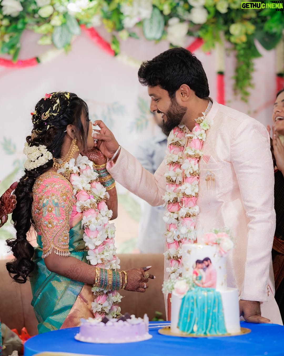 Aarthi Chandran - 66.3K Likes - A Varam I’ve been waiting lifetimes for -Lokeshwaran 🥹🧿❤️‍🔥 @lokesh.ik 
AaLoha- when destiny waved at us ✨ @aalohaofficial 

was waiting so long for my #1000 post 🥰ofcourse it has to be precious 🥹
📸 @g3_photography 
Jewelry: @aishwaryam_bridaljewellery 
Mehendi: @hosur_henna_artist 
Blouse: @j2fashions 

#engaged #Aaloha #love #mableaarthi