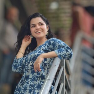 Aarya Ambekar Instagram - Soft light, softer mind! Pre-recording calm..✨🧿
Perfectly captured by @akki_paranjape_ 
5th is my fav.! And your fav is?