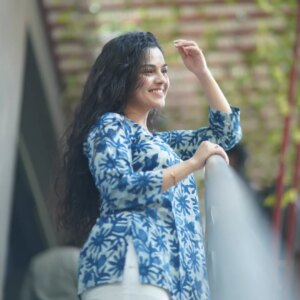 Aarya Ambekar Instagram - Soft light, softer mind! Pre-recording calm..✨🧿
Perfectly captured by @akki_paranjape_ 
5th is my fav.! And your fav is?