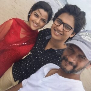 Aarya Ambekar Instagram - POV : It’s 2016. Shooting my debut film, never knowing that life was about to change, gently and beautifully, for the good.🎥✨❤️

FOREVER grateful to @rajwadesatish 🥹🧿
@abhinay3