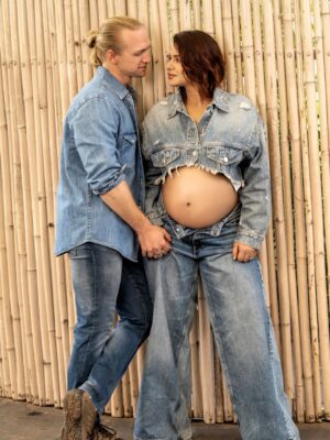 Aashka Goradia Instagram - I love this picture from our first pregnancy shoot and I can’t believe it’s almost time to shoot again for the baby number 2. 
Time has flown and it is still flying ♥️ and I am trying to make the best of memories. 
@ibrentgoble love you 😘 

Picture by my forever best @munnasphotography