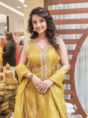 Adaa Khan Instagram - 🐥
.
.

🌼🌼🌼

🥻- @farhasyedofficial x @srishti_k x @azafashions 
💍- @the_jewel_gallery 
⛸️- @chaljooti x @ektara_world