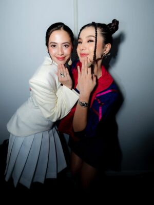 Adhisty Zara Instagram - Keseruan kemarin❤️ #bcw 
.
.
.
.
Makeup Hairdo : @anandachristie
Wardrobe : @samastudioofficial
Styled by : @iwanlatiff
Photo by: @snap.nuel