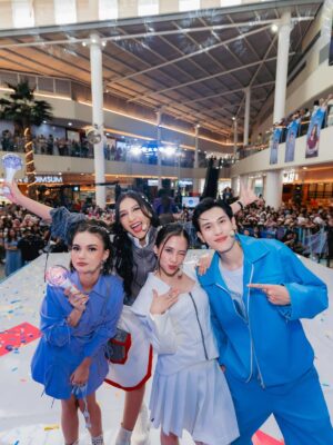 Adhisty Zara Instagram - Keseruan kemarin❤️ #bcw 
.
.
.
.
Makeup Hairdo : @anandachristie
Wardrobe : @samastudioofficial
Styled by : @iwanlatiff
Photo by: @snap.nuel