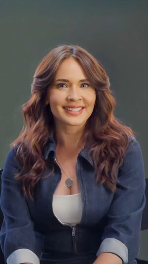 Adriana Louvier Instagram - Dos hermanas, un mismo amor y una herida que nunca cerró. 💔 @lalouvier nos cuenta más sobre su personaje. 👀 

#HermanasUnAmorCompartido llega este 3 de febrero a México 🇲🇽 y para Estados Unidos 🇺🇸 a partir del 20 de febrero solo en #ViX.