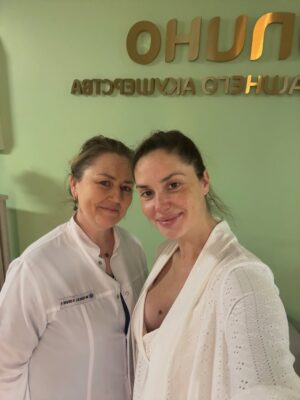 Agata Mutsenietse Instagram - Это пост благодарности @lapinomed ! Самое главное для меня в этот день, было почувствовать что я не в госпитале, а в надежных и теплых руках. Так оно и получилось, уютнейшая родовая палата, окружена теплом и заботой 🩷 Еще конечно, спокойно на душе, когда точно знаешь что если что, врачи лучшие, оборудование самое современное и сразу кажется что все точно будет хорошо и ты расслабляешься! Ольга Юрьевна Уланова моя отдельная теперь любовь и ангел хранитель!  Еще обожаю момент, когда ты выписываешься и тебе говорят, ждем вас снова😄 и ты кривой улыбкой прихрамывая выдавливаешь нервный смешок.. и снова приезжаешь 😄😄😄😄😄😄😄😄 Мы - женщины, конечно великие создания. Так что я благодарю всех женщин, за то что мы делаем! 🩷🩷🩷Мы с дочей уже дома, у нас все хорошо! Всем новогоднего настроения, и счастья и теплого огня ❤️❤️❤️ 
Обнимаю вас сердцем и душой